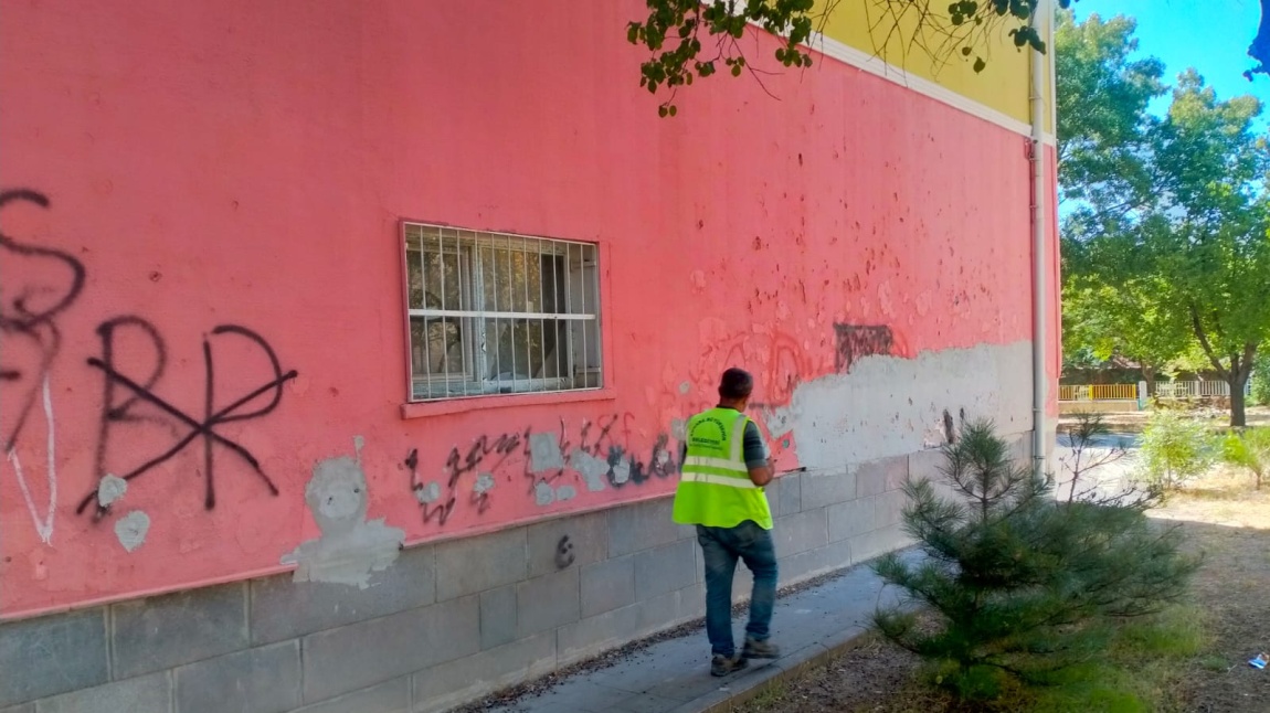 Okul duvar çevresine iyileştirme çalışması yapıldı .